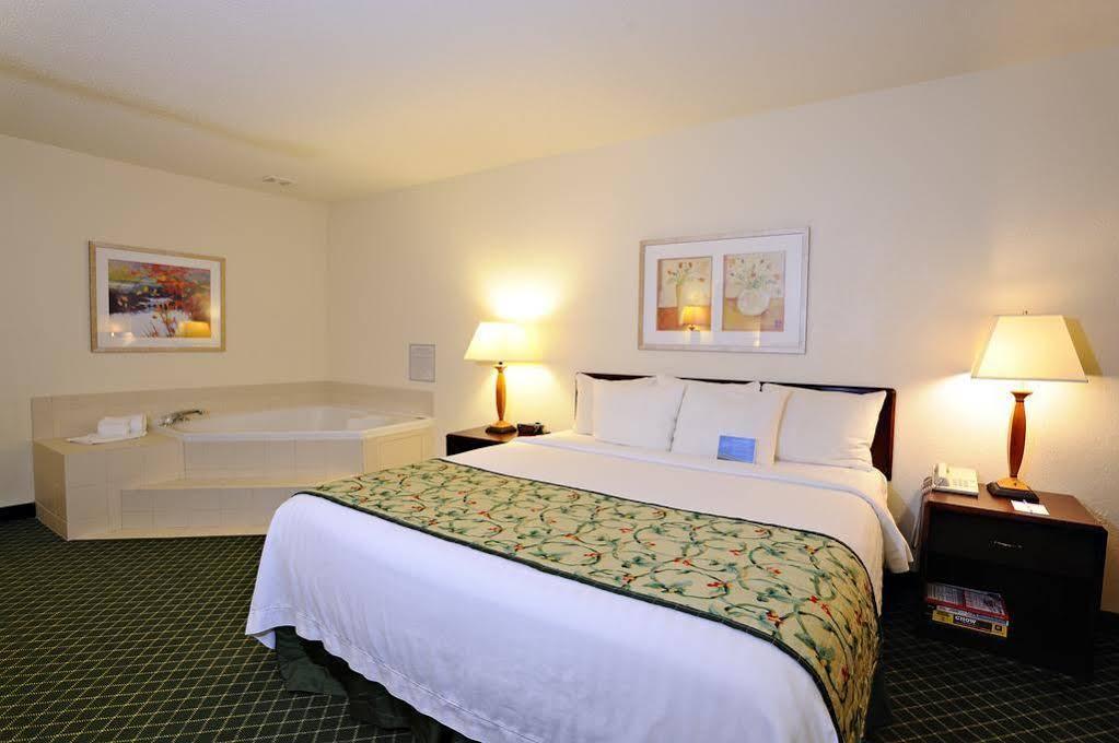 Fairfield Richmond Hotel 3*
